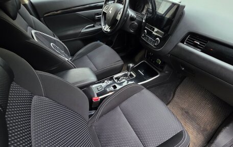 Mitsubishi Outlander III рестайлинг 3, 2019 год, 1 885 000 рублей, 2 фотография