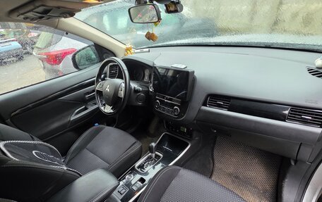 Mitsubishi Outlander III рестайлинг 3, 2019 год, 1 885 000 рублей, 3 фотография