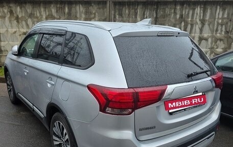 Mitsubishi Outlander III рестайлинг 3, 2019 год, 1 885 000 рублей, 16 фотография