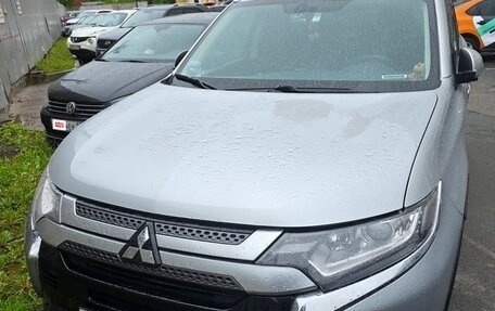 Mitsubishi Outlander III рестайлинг 3, 2019 год, 1 885 000 рублей, 14 фотография