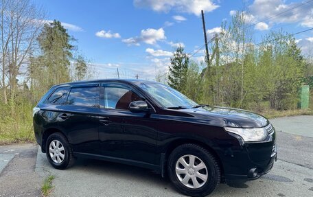 Mitsubishi Outlander III рестайлинг 3, 2013 год, 1 650 000 рублей, 10 фотография
