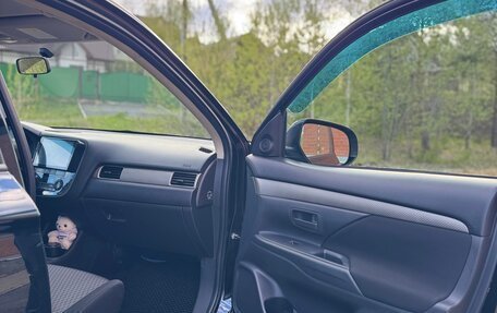 Mitsubishi Outlander III рестайлинг 3, 2013 год, 1 650 000 рублей, 8 фотография