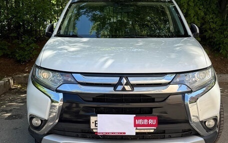 Mitsubishi Outlander III рестайлинг 3, 2015 год, 1 550 000 рублей, 2 фотография