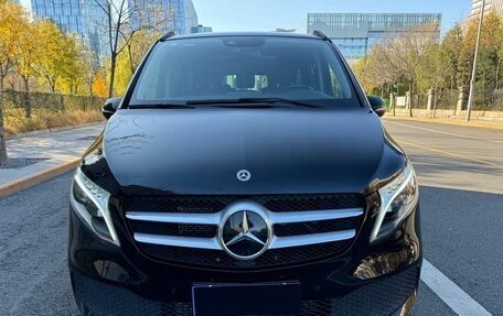 Mercedes-Benz V-Класс, 2022 год, 4 950 000 рублей, 2 фотография
