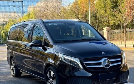 Mercedes-Benz V-Класс, 2022 год, 4 950 000 рублей, 3 фотография