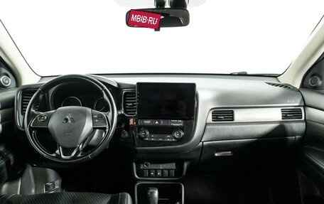 Mitsubishi Outlander III рестайлинг 3, 2017 год, 1 749 700 рублей, 13 фотография