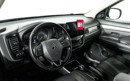 Mitsubishi Outlander III рестайлинг 3, 2017 год, 1 749 700 рублей, 11 фотография