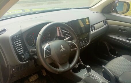 Mitsubishi Outlander III рестайлинг 3, 2014 год, 1 400 000 рублей, 4 фотография