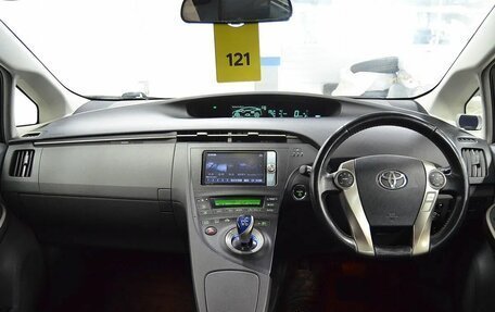 Toyota Prius, 2011 год, 850 000 рублей, 8 фотография