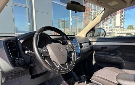 Mitsubishi Outlander III рестайлинг 3, 2015 год, 1 705 000 рублей, 8 фотография