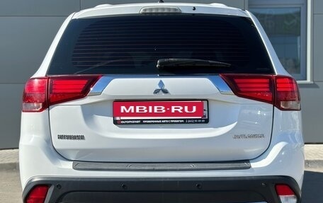 Mitsubishi Outlander III рестайлинг 3, 2015 год, 1 705 000 рублей, 6 фотография