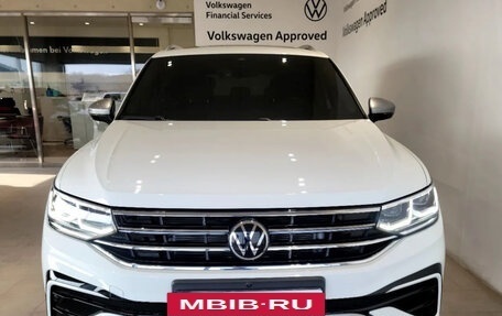Volkswagen Tiguan II, 2022 год, 2 600 000 рублей, 2 фотография