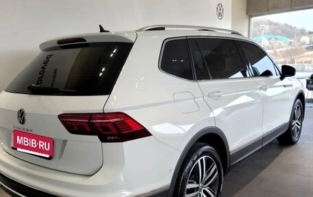 Volkswagen Tiguan II, 2022 год, 2 600 000 рублей, 3 фотография
