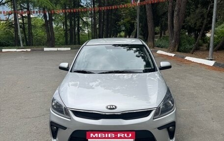 KIA Rio IV, 2018 год, 1 590 000 рублей, 2 фотография