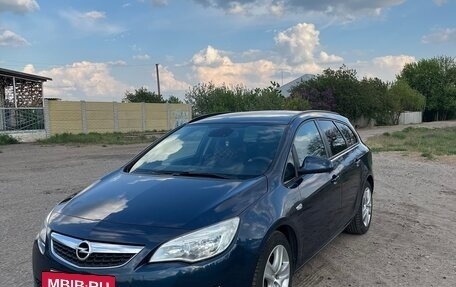 Opel Astra J, 2011 год, 880 000 рублей, 2 фотография