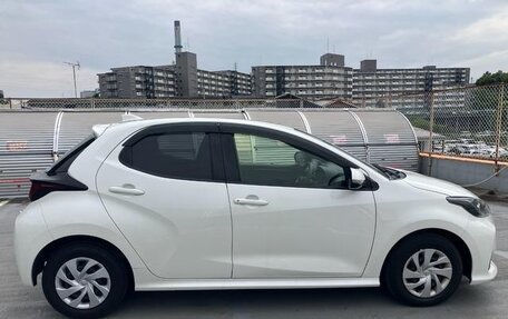 Toyota Yaris, 2022 год, 897 000 рублей, 4 фотография