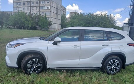 Toyota Highlander, 2023 год, 6 300 000 рублей, 9 фотография