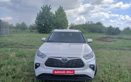 Toyota Highlander, 2023 год, 6 300 000 рублей, 3 фотография
