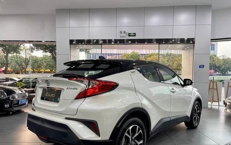 Toyota C-HR I рестайлинг, 2022 год, 1 890 000 рублей, 7 фотография
