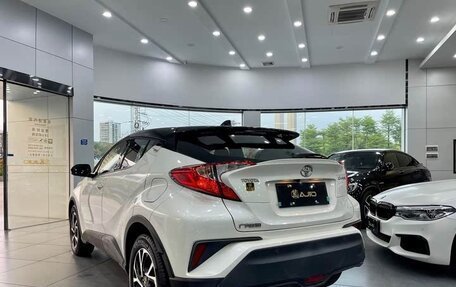 Toyota C-HR I рестайлинг, 2022 год, 1 890 000 рублей, 5 фотография
