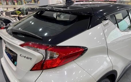 Toyota C-HR I рестайлинг, 2022 год, 1 890 000 рублей, 9 фотография