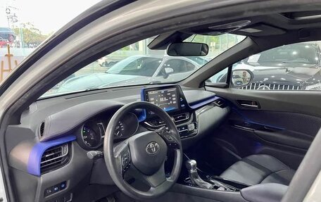 Toyota C-HR I рестайлинг, 2022 год, 1 890 000 рублей, 10 фотография