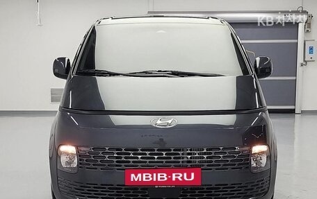 Hyundai Staria, 2021 год, 2 400 000 рублей, 2 фотография