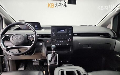 Hyundai Staria, 2021 год, 2 400 000 рублей, 6 фотография