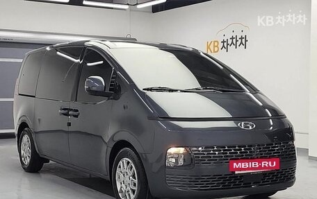 Hyundai Staria, 2021 год, 2 400 000 рублей, 4 фотография