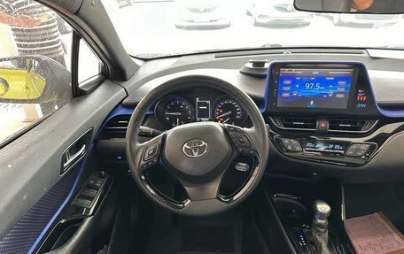 Toyota C-HR I рестайлинг, 2022 год, 1 900 000 рублей, 7 фотография