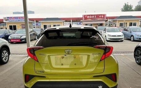 Toyota C-HR I рестайлинг, 2022 год, 1 900 000 рублей, 5 фотография