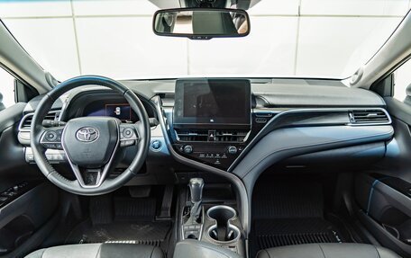 Toyota Camry, 2023 год, 3 890 000 рублей, 10 фотография