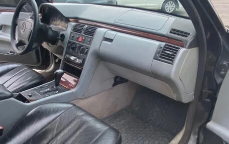 Mercedes-Benz E-Класс, 1995 год, 300 000 рублей, 12 фотография