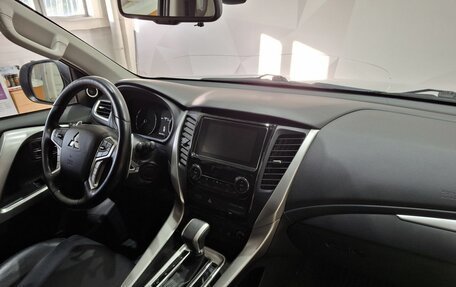 Mitsubishi Pajero Sport III рестайлинг, 2017 год, 3 150 000 рублей, 12 фотография