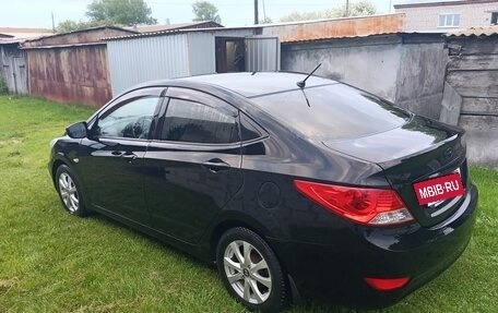 Hyundai Solaris II рестайлинг, 2011 год, 650 000 рублей, 3 фотография
