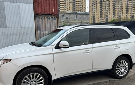 Mitsubishi Outlander III рестайлинг 3, 2013 год, 1 560 000 рублей, 2 фотография