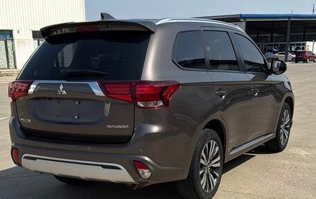 Mitsubishi Outlander III рестайлинг 3, 2021 год, 1 750 200 рублей, 6 фотография