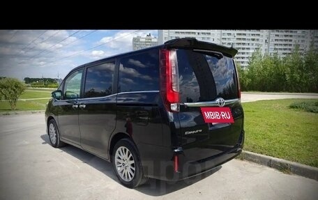 Toyota Esquire I, 2017 год, 2 400 000 рублей, 4 фотография
