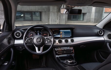 Mercedes-Benz E-Класс, 2019 год, 3 300 000 рублей, 7 фотография