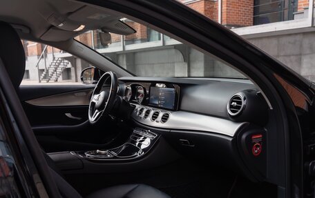 Mercedes-Benz E-Класс, 2019 год, 3 300 000 рублей, 8 фотография