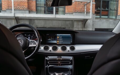 Mercedes-Benz E-Класс, 2019 год, 3 300 000 рублей, 10 фотография