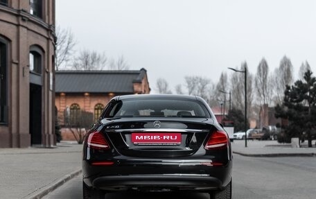 Mercedes-Benz E-Класс, 2019 год, 3 300 000 рублей, 22 фотография
