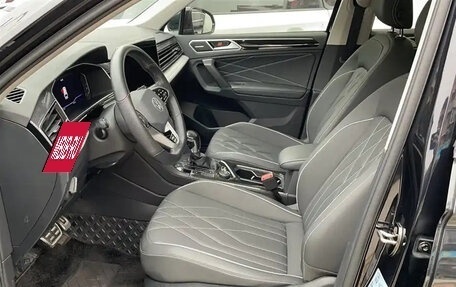 Volkswagen Tiguan II, 2022 год, 2 500 000 рублей, 10 фотография