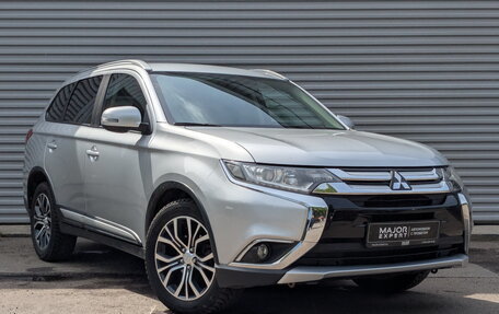 Mitsubishi Outlander III рестайлинг 3, 2017 год, 1 895 000 рублей, 3 фотография