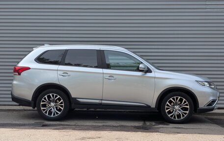 Mitsubishi Outlander III рестайлинг 3, 2017 год, 1 895 000 рублей, 4 фотография