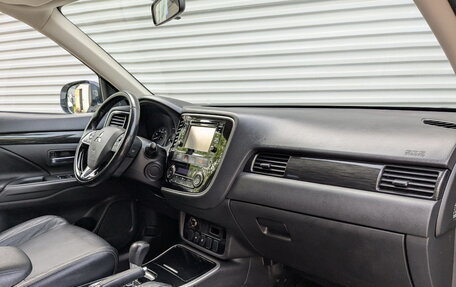 Mitsubishi Outlander III рестайлинг 3, 2017 год, 1 895 000 рублей, 11 фотография