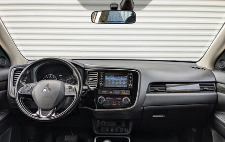 Mitsubishi Outlander III рестайлинг 3, 2017 год, 1 895 000 рублей, 14 фотография