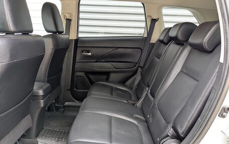 Mitsubishi Outlander III рестайлинг 3, 2017 год, 1 895 000 рублей, 12 фотография