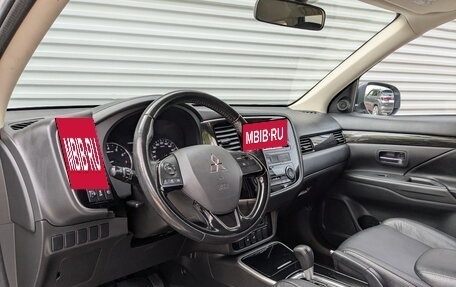 Mitsubishi Outlander III рестайлинг 3, 2017 год, 1 895 000 рублей, 16 фотография
