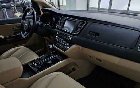 KIA Carnival III, 2017 год, 2 990 000 рублей, 3 фотография
